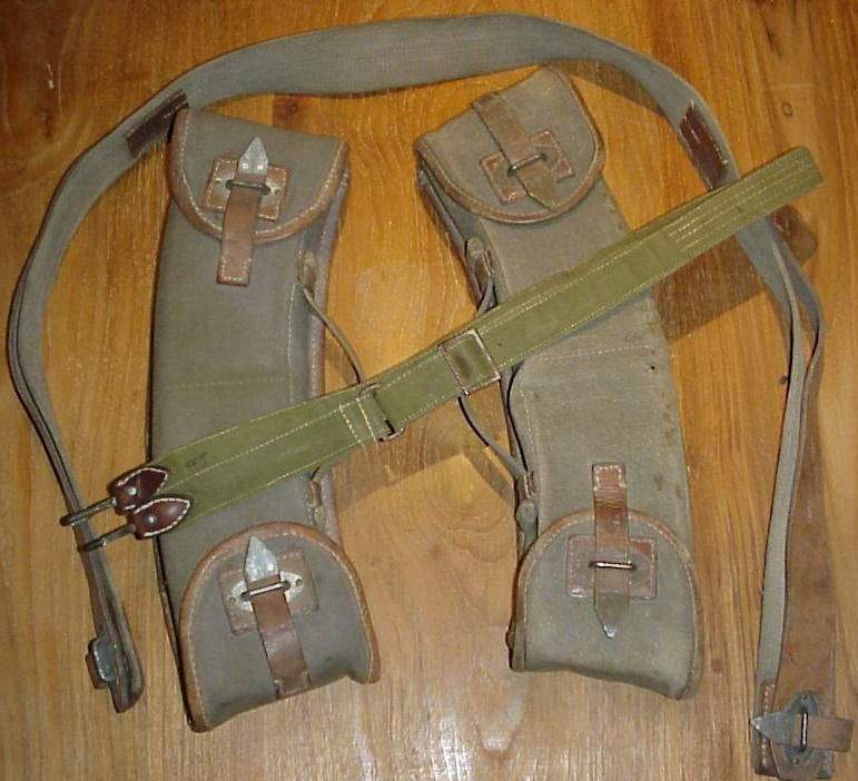 Photo MG13 - 2 * 4 loaders in ‘banana bags’ with straps